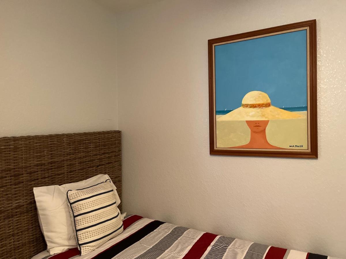 An Island Getaway At Palm Tree Villas 홈즈비치 외부 사진