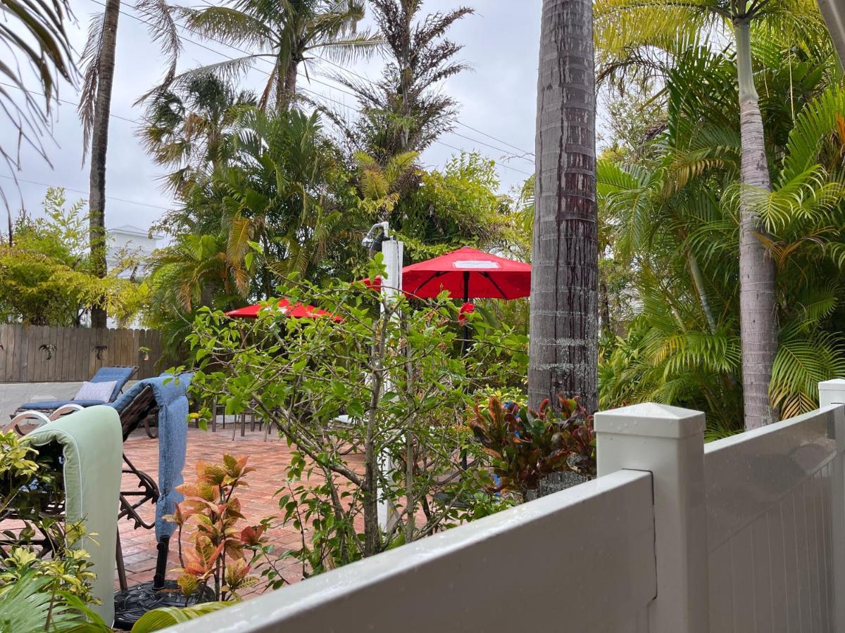 An Island Getaway At Palm Tree Villas 홈즈비치 외부 사진