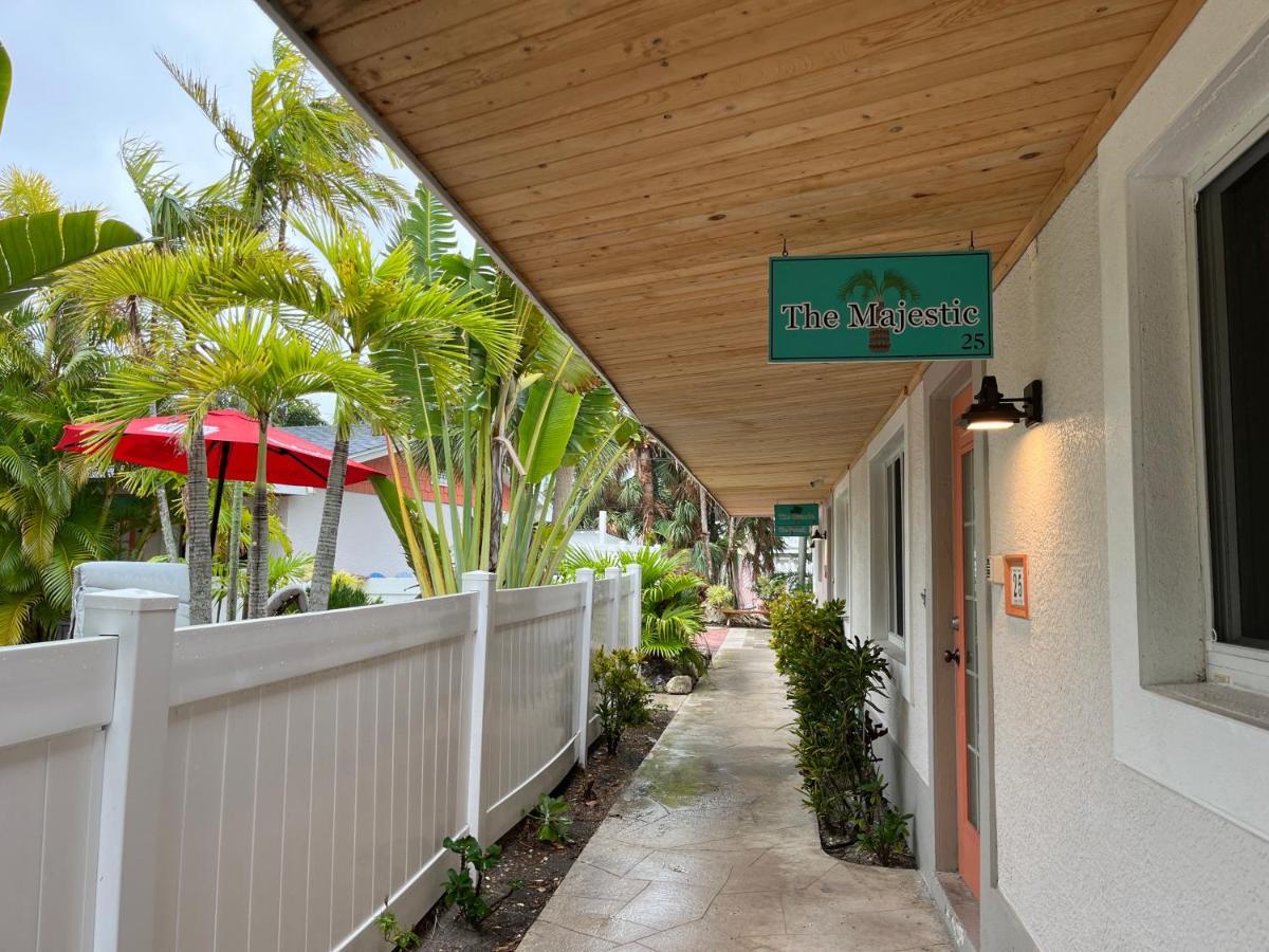 An Island Getaway At Palm Tree Villas 홈즈비치 외부 사진