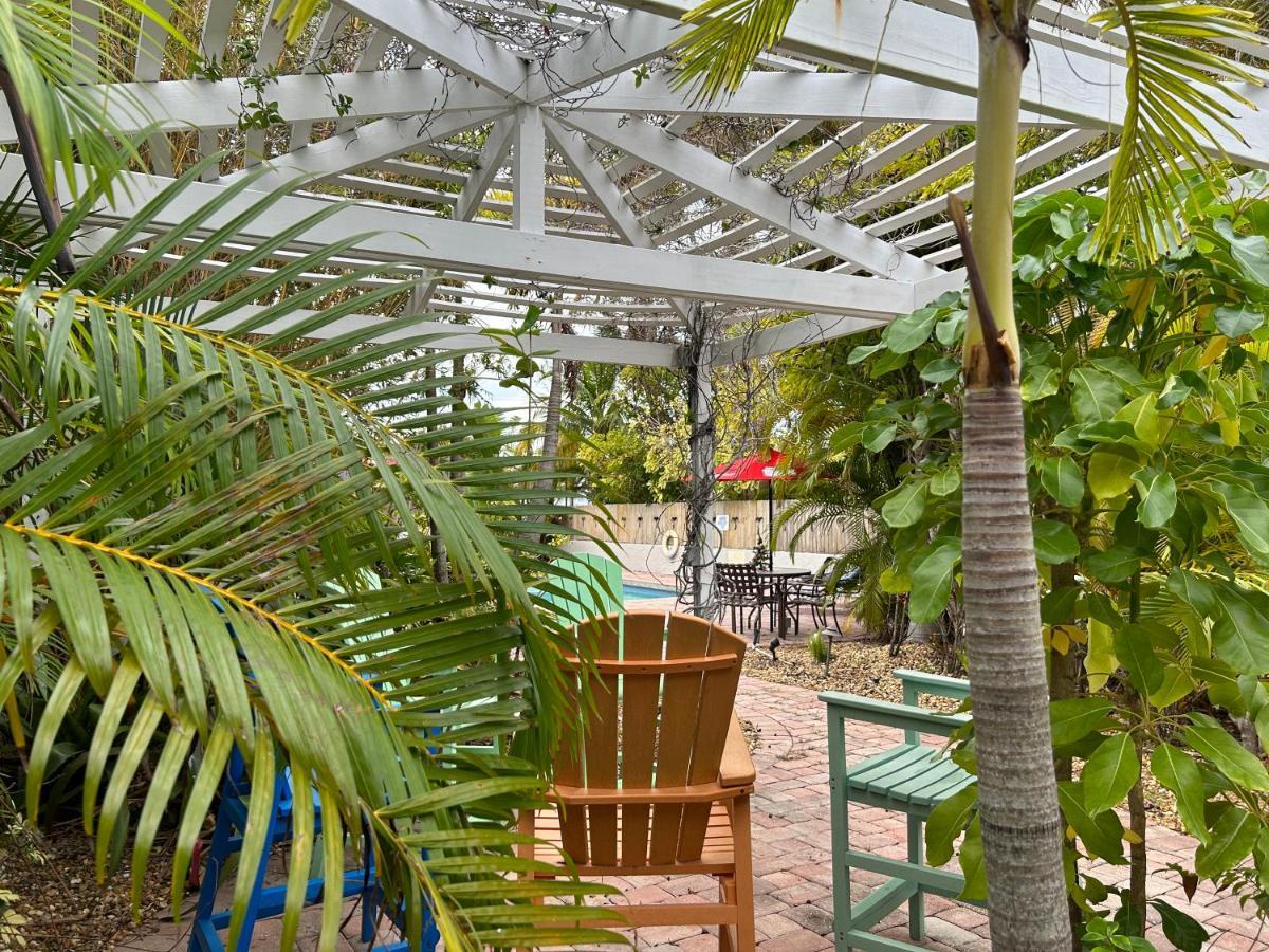 An Island Getaway At Palm Tree Villas 홈즈비치 외부 사진