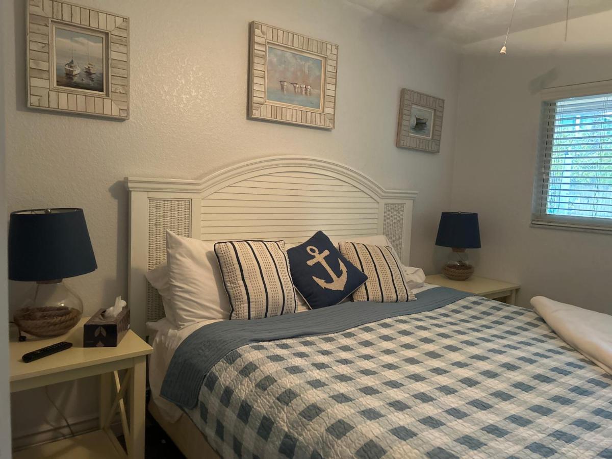An Island Getaway At Palm Tree Villas 홈즈비치 외부 사진
