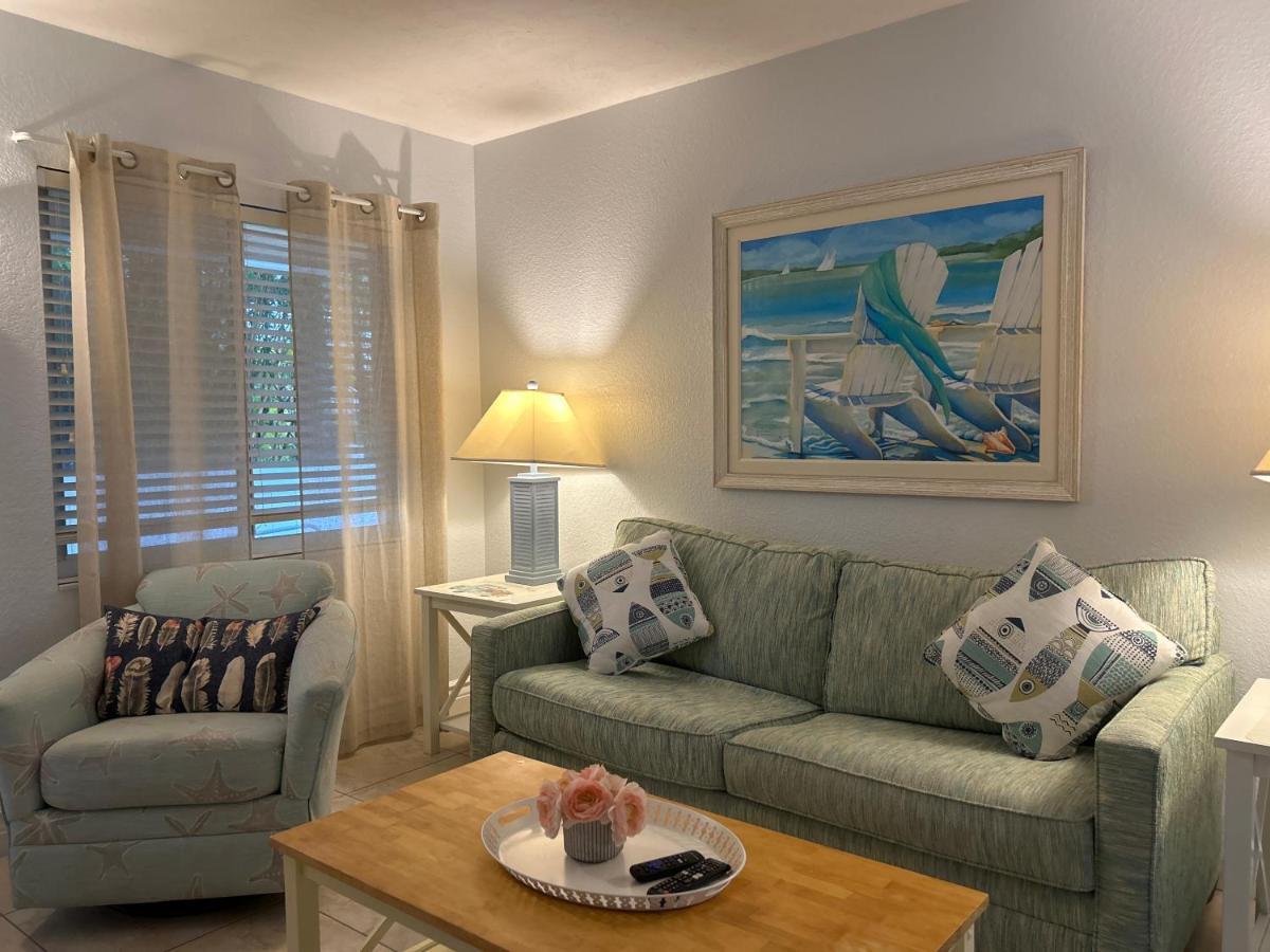 An Island Getaway At Palm Tree Villas 홈즈비치 외부 사진