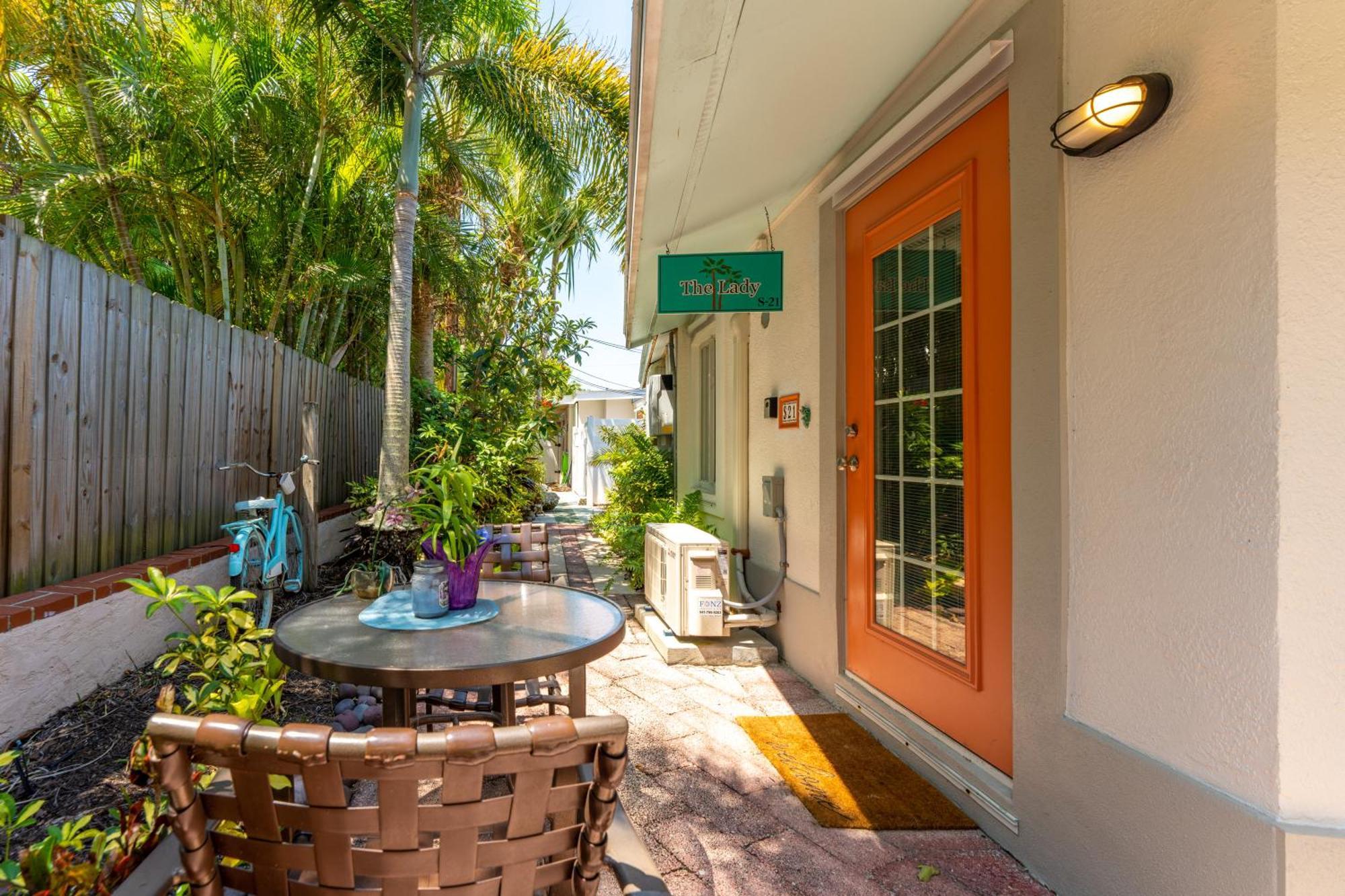 An Island Getaway At Palm Tree Villas 홈즈비치 외부 사진
